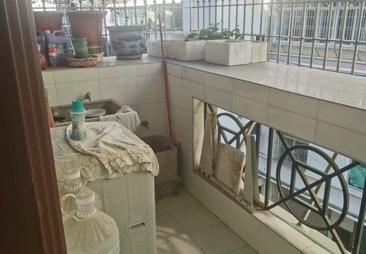 坐落在仙游縣鯉城街道洪橋社區(qū)勝利路186號(hào)B3幢401室的房產(chǎn)及相應(yīng)的土地使用權(quán)