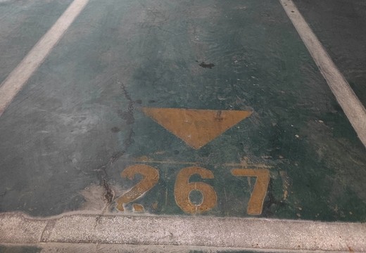 坐落在仙游縣鯉城街道學(xué)府東路1588號(hào)地下室地下1層車位267號(hào)（詳見清單1）。