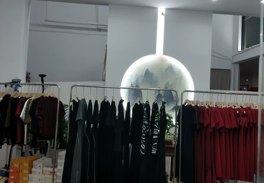 坐落仙游縣楓亭鎮(zhèn)霞街社區(qū)（濱江步行街）D5幢店鋪102的房產(chǎn)及相應(yīng)的土地使用權(quán)