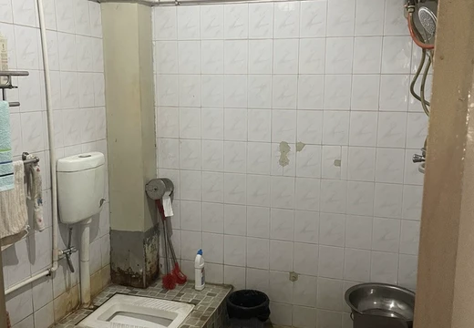 坐落在仙游縣鯉城鎮(zhèn)洪橋街南大路16號7層的房產(chǎn)及相應(yīng)的土地使用權(quán)