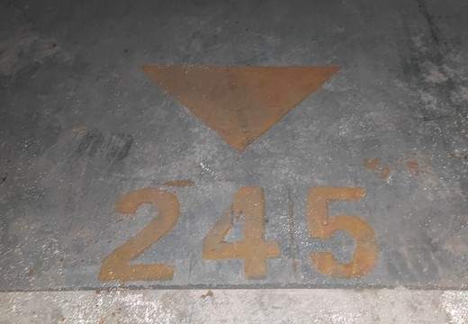 坐落在仙游縣鯉城街道學(xué)府東路1588號地下室地下1層車位245號（詳見清單1）