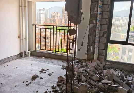 坐落在仙游縣鯉城街道東門社區(qū)（木蘭溪國際廣場）8幢10層1004號的房產(chǎn)及相應(yīng)的土地使用權(quán)