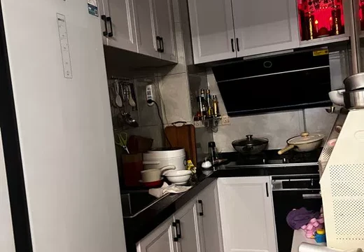 坐落在仙游縣鯉城街道城內(nèi)社區(qū)居委會(huì)學(xué)府東路1588號(hào)2號(hào)樓204室的房產(chǎn)及相應(yīng)的土地使用權(quán)