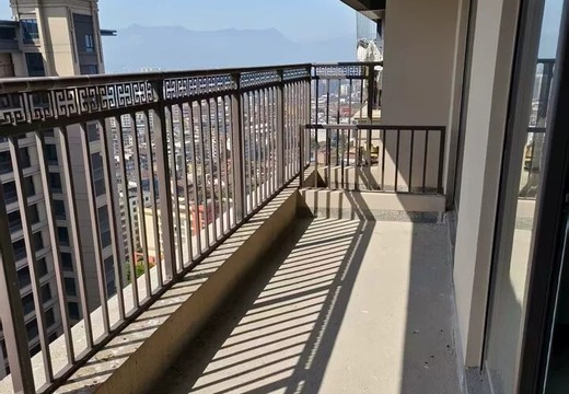 坐落在仙游縣鯉城街道八二五大街899號2號樓1梯2602室的房產(chǎn)及相應(yīng)的土地使用權(quán)