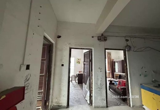 坐落莆田市涵江區(qū)新涵大道卓坡路口新涵大廈裙樓106-1、2#一層及106#三至四層的房地產(chǎn)