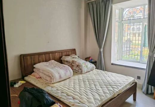 坐落在仙游縣鯉城街道辦事處龍泉社區(qū)（鯉北龍泉廉租房）10幢2層209的房產(chǎn)及相應(yīng)的土地使用權(quán)