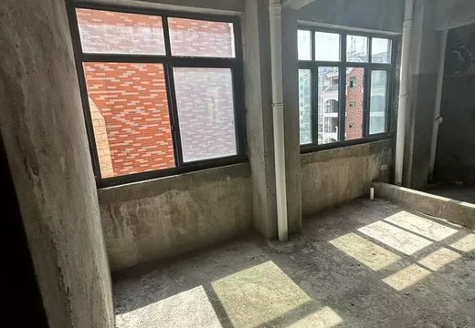 坐落在仙游縣鯉城街道龍泉社區(qū)師范路東側（萬晨·伯爵山B地塊）B76#幢418的房地產