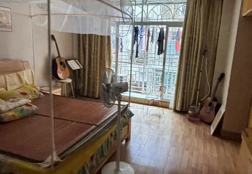 莆田市涵江區(qū)涵華六一東路276號302房（現(xiàn)地址名為涵東街道新區(qū)涵華小區(qū)400號2梯303室）住宅