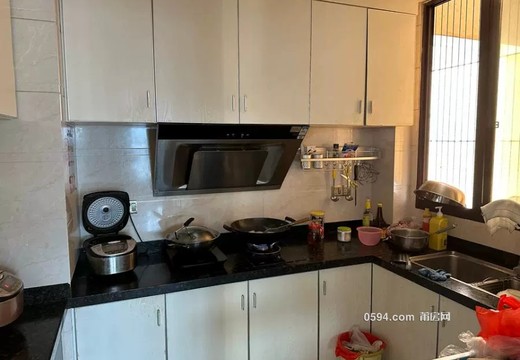 莆田市荔城區(qū)拱辰街道延壽中街1786號(hào)荔園小區(qū)E區(qū)2號(hào)樓2402室的房地產(chǎn)