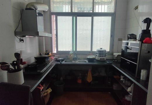 位于仙游縣鯉南鎮(zhèn)柳坑社區(qū)虎嘯76號(hào)5層501、3層301、2層201的房產(chǎn)及相應(yīng)的土地使用權(quán)