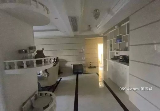 坐落莆田市涵江區(qū)涵東街道公園東路666號(hào)蔚藍(lán)雅苑1號(hào)樓1梯位201室的房地產(chǎn)