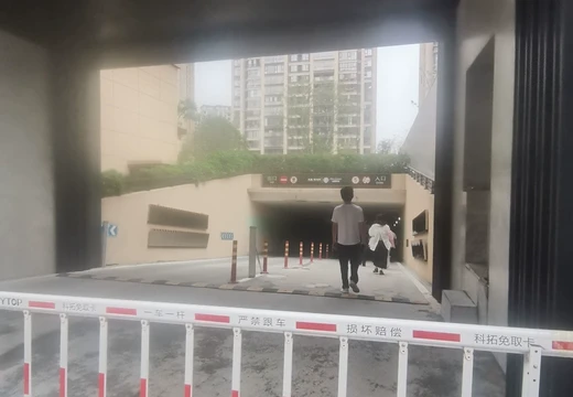 福建省莆田市涵江區(qū)三江口鎮(zhèn)芳山村金都145號三盛璞悅公館地下一層車位222號