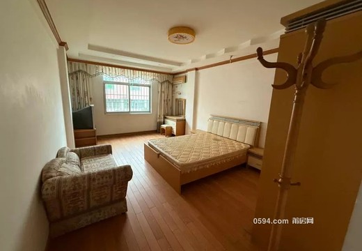 福建省莆田市城廂區(qū)龍橋辦梅峰市場79號(hào)501室及7號(hào)柴間的房地產(chǎn)