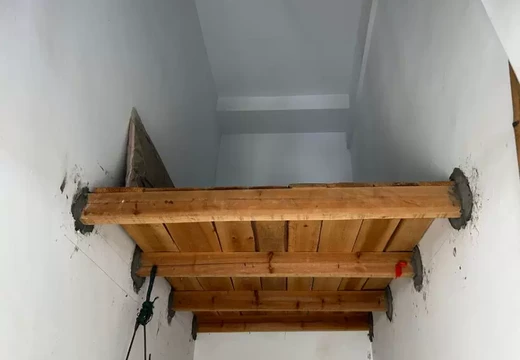 坐落莆田市城廂區(qū)龍橋街道太平居委會(huì)梅園路11幢304室的住宅、柴火間的房地產(chǎn)