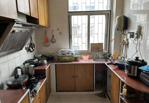 莆田市城廂區(qū)鳳辦新塘居委會(huì)建設(shè)路908號(hào)1幢403房號(hào)住宅及附屬柴間的房地產(chǎn)