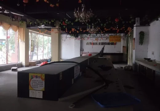 坐落仙游縣楓亭鎮(zhèn)霞街社區(qū)（濱江步行街）D1幢店鋪201的房產(chǎn)及相應(yīng)的土地使用權(quán)