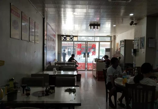 坐落仙游縣楓亭鎮(zhèn)霞街社區(qū)（濱江步行街）D1幢店鋪108的房產(chǎn)及相應(yīng)的土地使用權(quán)