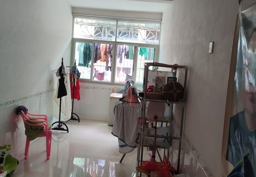 坐落在仙游縣榜頭鎮(zhèn)下明社區(qū)居委會環(huán)城東路142號301室的房產(chǎn)及相應(yīng)土地的使用權(quán)