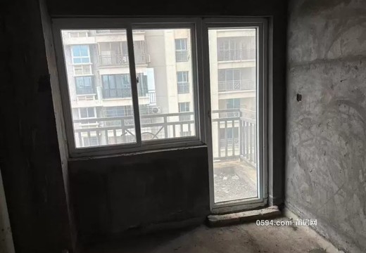 坐落在仙游縣楓亭鎮(zhèn)霞街社區(qū)（濱江步行街）D2幢7層套房704#的房產及相應的土地使用權