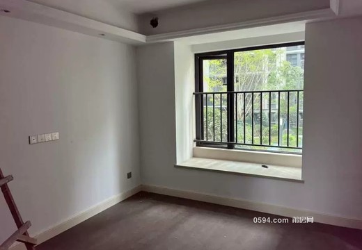 福建省莆田市城廂區(qū)鳳凰山街道文獻(xiàn)西路668號(hào)龍德井公館A區(qū)6號(hào)樓2梯204室的房地產(chǎn)