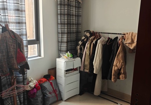 坐落在仙游縣鯉南鎮(zhèn)玉田街東一環(huán)路2288號(hào)21號(hào)樓1梯904室的房產(chǎn)及相應(yīng)的土地使用權(quán)