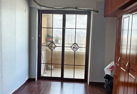 坐落在福建省莆田市城廂區(qū)鳳凰山街道學園南街536號嘉禾世紀廣場1號樓3104室的房產(chǎn)及相應的土地使用權