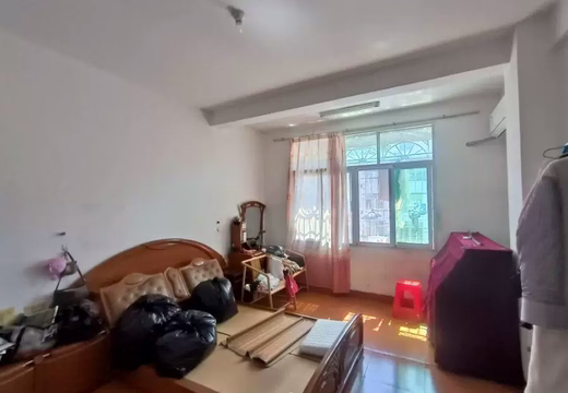 坐落在仙游县鲤南镇柳坑柳安街281号（四层）的房产及相应的土地使用权。