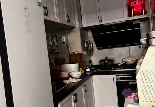 坐落在仙游縣鯉城街道城內(nèi)社區(qū)居委會學(xué)府東路1588號2號樓204室的房產(chǎn)及相應(yīng)的土地使用權(quán)