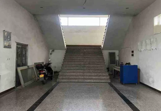 仙游縣龍華鎮(zhèn)建華村的房地產(chǎn)（包括本院查封的機(jī)器設(shè)備）