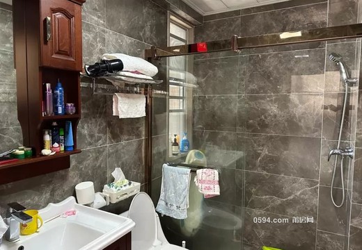 莆田市城廂區(qū)龍橋街道萬輝社區(qū)居民委員會荔城北大道1999號萬輝世紀(jì)城42號樓2梯1803室的房地產(chǎn)