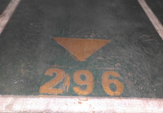 坐落在仙游縣鯉城街道學府東路1588號地下室地下1層車位（詳見清單1）