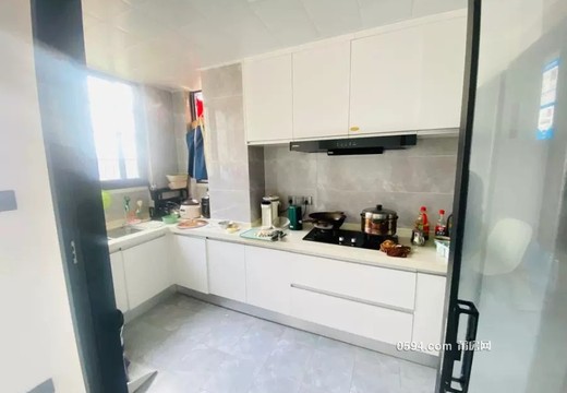 福建省莆田市涵江區(qū)國歡鎮(zhèn)六一西路2399號華永天瀾城二期5號樓2梯2708室的房地產