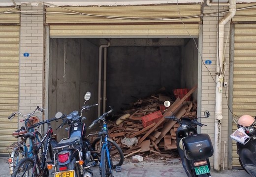 坐落在仙游縣鯉城街道城內(nèi)社區(qū)金石路784號（金石花園）3幢1層車庫120號