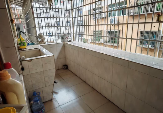 坐落在仙游縣鯉城街道南大路1-2號1號樓1梯301室、302室及其配套40、41號雜物間的房產及相應的土地使用權