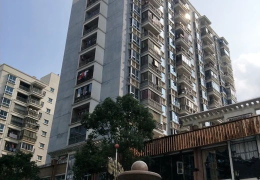 坐落仙游縣楓亭鎮(zhèn)霞街社區(qū)（濱江步行街）D2幢店鋪106的房產(chǎn)及相應(yīng)的土地使用權(quán)