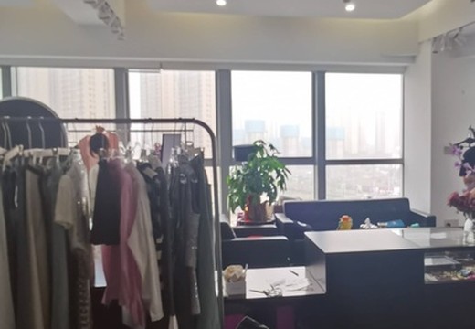 坐落在福建省莆田市荔城區(qū)鎮(zhèn)海街道荔園東路1688號正榮財富中心B區(qū)1號樓1104室的房產(chǎn)及相應的土地使用權(quán)