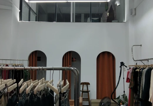 坐落仙游縣楓亭鎮(zhèn)霞街社區(qū)（濱江步行街）D5幢店鋪101的房產(chǎn)及相應(yīng)的土地使用權(quán)