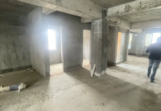 位于仙游縣鯉南鎮(zhèn)仙安社區(qū)居委會城南東路666號1號樓1梯位1001室的房產(chǎn)及相應(yīng)的土地使用權(quán)