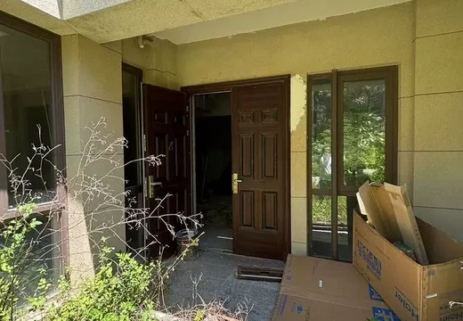 山亭鎮(zhèn)港里村天后西路88號世茂國風(fēng)大院A區(qū)1#03室（住建登記為B1地塊12#03）的房地產(chǎn)