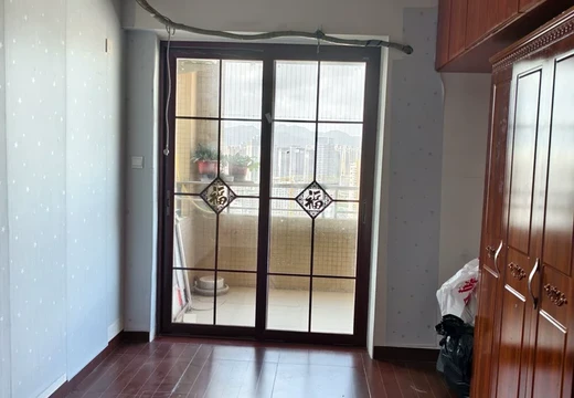 坐落在福建省莆田市城廂區(qū)鳳凰山街道學(xué)園南街536號(hào)嘉禾世紀(jì)廣場(chǎng)1號(hào)樓3104室的房產(chǎn)及相應(yīng)的土地使用權(quán)