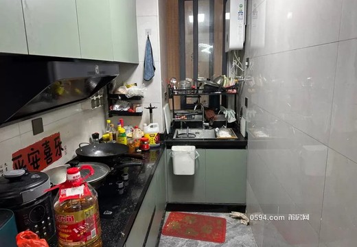 莆田市涵江區(qū)國(guó)歡鎮(zhèn)六一西路2399號(hào)9號(hào)樓1梯2702室的房地產(chǎn)