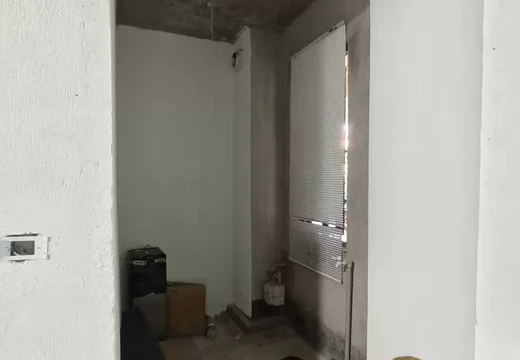 坐落在福建省莆田市城廂區(qū)龍橋街道后山路289號(hào)融碧鉑玥公館8號(hào)樓102室的房產(chǎn)及相應(yīng)的土地使用權(quán)