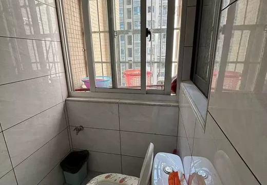 坐落在仙游縣鯉城街道東門(mén)社區(qū)居委會(huì)學(xué)府東路666號(hào)1號(hào)樓2梯位1105室的房產(chǎn)及相應(yīng)的土地使用權(quán)