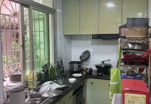 坐落在仙游縣鯉城街道民主路35號(hào)3梯305室的房產(chǎn)及相應(yīng)的土地使用權(quán)